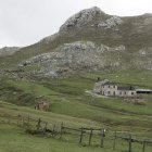 Las instalaciones de la Casa de Mieres (al fondo) en pleno corazón del puerto de Pinos.