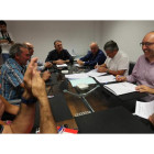 Representantes de la patronal y del sindicato mayoritario en el sector firmaron el convenio en la Cámara de Comercio. L. DE LA MATA