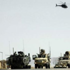 Miembros de la Fuerza Internacional de Asistencia a la Seguridad (Isaf), en tareas de inspección.