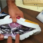 La Policía se incauta de 5 kilos de hachís ocultos en suelas de zapatillas deportivas.