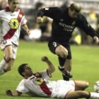 Un jugador del Rayo Vallecano corta el intento de penetración del madridista Zidane