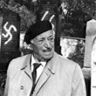 Wiesenthal paseando en 1992 por un cementerio judío de Austria, profanado con símbolos nazis