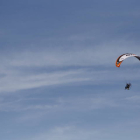 Una persona haciendo parapente. J. F. S.