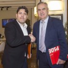 El líder de C’s, Sánchez, da la mano al líder de los socialistas murcianos, González Tovar. MARCIAL GUILLÉN