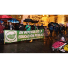 El frío y la lluvia redujeron la presencia de manifestantes en la concentración de la capital, que no llegó al centenar de seguidores. RAMIRO