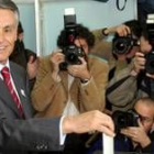 El candidato presidencial conservador, Anibal Cavaco Silva, deposita su voto