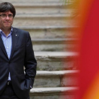Carles Puigdemont posa junto a la senyera.