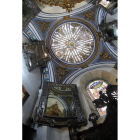 El Camarín de la Encina lucía ayer como lo hizo durante tres siglos, con los seis espejos venecianos colgados de nuevo en el lugar del que los habían retirado en 1997 para ser restaurados. L. DE LA MATA