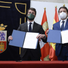 Mañueco y García-Gallardo muestran el pacto de gobernabilidad para CyL tras su firma. NACHO GALLEGO