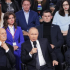 Putin (centro) habla en un foro de medios de comunicación del Frente Popular Panruso, en San Petersburgo, este jueves.