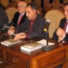 Las autoridades que asistieron a la presentación del libro