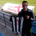 Porfirio, con la camiseta de su nuevo equipo, el Badajoz.