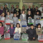 La foto muestra los ganadores del concurso ornitológico y de dibujo de los niños.