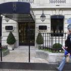 Una mujer pasa delante de la exclusiva joyería Harry Winston en París