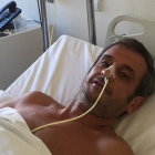 Luis Moya, tras la operación del primer aneurisma, en enero
