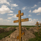 Imagen de una cruz en el cementerio de Dnipro. ESTEBAN BIBA