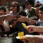 Los asistentes a la inauguración de la Plaza de Polígono X recibieron morcilla