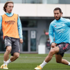 Luka Modric y Eden Hazard participan en una sesión de entrenamiento en Valdebebas. JUANJO MARTÍN