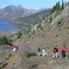 Un grupo de turistas hace una ruta de senderismo por la montaña leonesa
