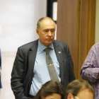 Eduardo López Sendino durante el recuento de los votos del 26-M en la Junta Electoral de León.