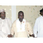 Ateke Tom (centro), junto con el Presidente nigeriano, Umaru Yar'Adua (izquierda)