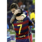 Pedro y Leo Messi, celebran el quinto gol del equipo blaugrana.