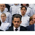 Sarkozy, y su ministro del Interior, Brice Hortefeux tras la visita a la comisaría de la víctima.