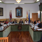 Los corporativos bañezanos, reunidos en el pleno ordinario celebrado ayer.