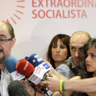 El secretario general de los socialistas aragoneses, Javier Lambán, durante las declaraciones que ha realizado hoy a los periodistas a su llegada a la sede del partido en Ferraz.