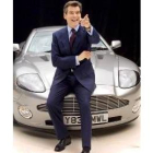 Pierce Brosnan se apoya en un Aston Martin, coche mítico de 007