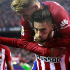 Carrasco  celebra su gol ante el Valencia con el francés Antoine Griezmann.