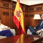 Soraya Sáenz de Santamaría y Pablo Casado, al inicio de la reunión en el Congreso de los Diputados.
