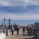 La corporación municipal visitó estos días el cementerio de Santa María del Páramo. DL