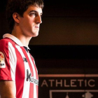 Mikel San José con la camiseta del Athletic Club de Bilbao.