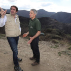 El consejero Suárez Quiñones, ayer rodeado de monte abrasado en la pista que conduce a Peñalba y para la que le pidieron ayuda. ANA F. BARREDO