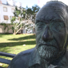 La estatua de Antonio Pereira recuperará sus gafas a lo largo de septiembre. L, DE LA MATA