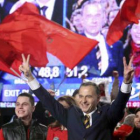El candidato del PSD, Geoana, celebra en su sede los resultados de la segunda vuelta.