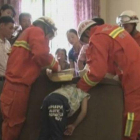 Un niño se queda atrapado en un sofá y es rescatado por los bomberos en China.