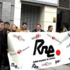 Imagen de los diez trabajadores de RNE en León manifestándose ayer contra el cierre