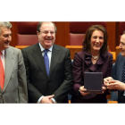 Jesús Posada, Juan Vicente Herrera, Josefa García Cirac y Juan José Lucas bromean ante los gráficos tras el acto en el que los dos ex presidentes fueron homenajeados.