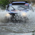 Carlos Sainz cruza un río en la primera etapa del Dakar que se saldó con un triunfo suyo.