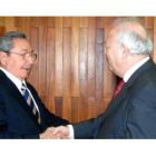El presidente cubano, Raúl Castro, y el ministro español de Exteriores, Miguel Ángel Moratinos.