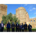 El consejero de Cultura y Turismo, junto al resto de acompañantes, ayer en Laguna de Negrillos con el castillo al fondo. MEDINA