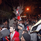 Manifestantes sirios protestan frente a la embajada de Qatar por la decisión de la Liga Árabe.