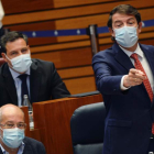 Fernández Mañueco se dirige a Tudanca en el pleno de las Cortes. NACHO GALLEGO