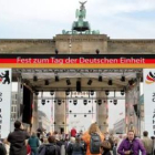 Ciudadanos se acercan a la Puerta de Brandemburgo para participar en una fiesta.