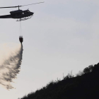 Los helicópteros aún refrescaban el monte de Pradilla a última hora de la tarde de ayer.