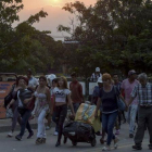 Venezolanos cruzan el puente Simón Bolívar entre Venezuela y Colombia.