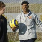 Rijkaard, en la foto durante un entreno con el defensa Puyol, hará cambios en el once