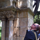 El historiador leonés Gerardo Boto estudia el claustro junto al arquitecto ‘Peridis’.